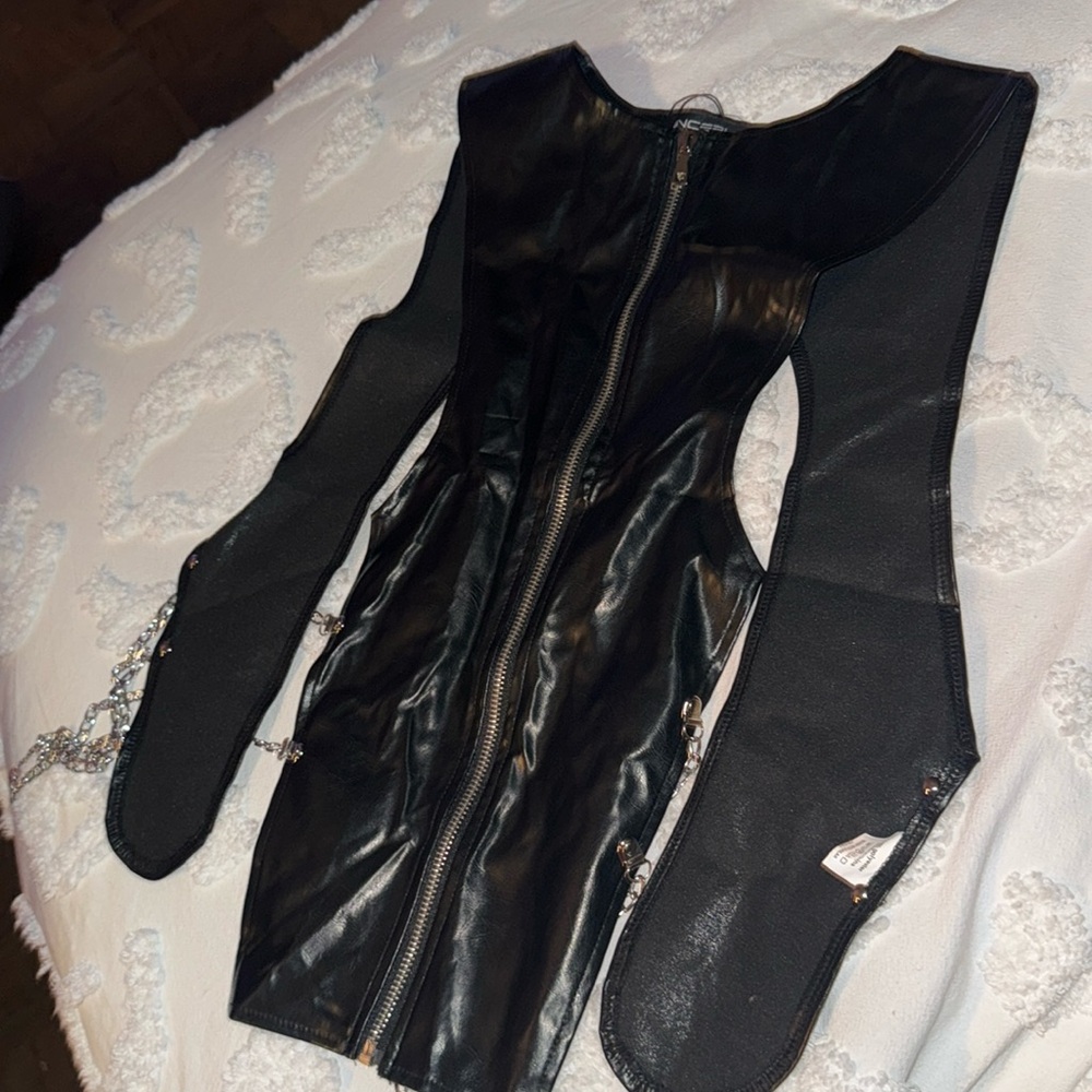 Men’s incredibly unique, faux leather top with chains and zipper detail - Picture 5 of 9